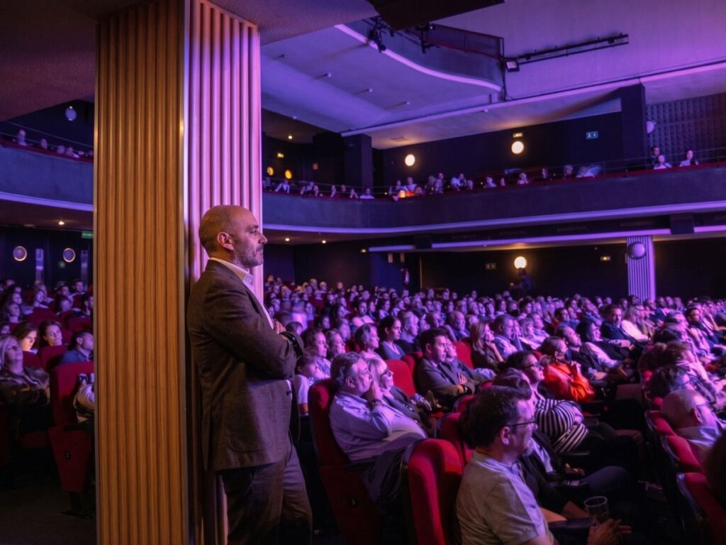 Vander de Souza, fundador y CEO de mdarte, en un teatro lleno de público
